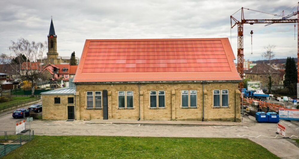 Ein ziegelrotes MorphoColor Solardach für die Turnhalle