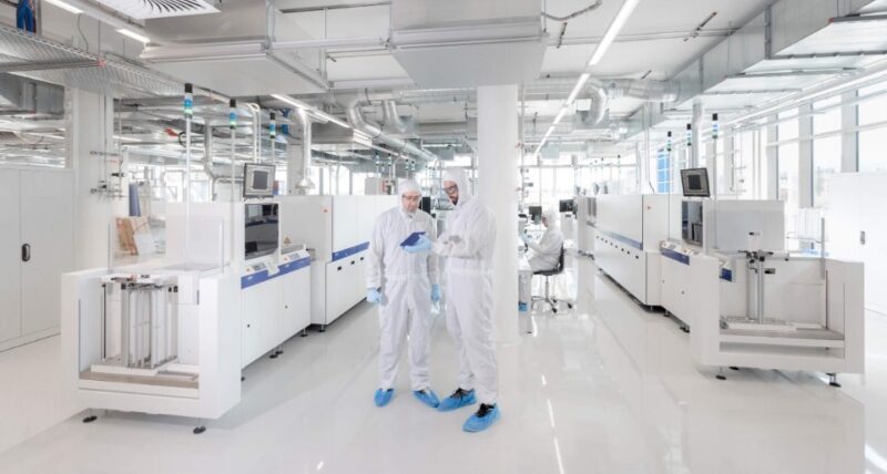 Im Bild ist ein Labor des Fraunhofer ISE mit einer Zellfertigungslinie zu sehen, beim Aufbau einer solchen Linie berät das Institut den indischen Photovoltaik-Hersteller Emmvee.