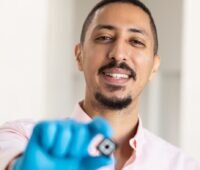 Dr. Oussama Er-Raji ist die Passivierung von Perowskit-Solarzellen auf Silizium-Unterzellen mit pyramidenförmiger Oberflächenstruktur gelungen.