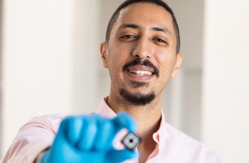 Dr. Oussama Er-Raji ist die Passivierung von Perowskit-Solarzellen auf Silizium-Unterzellen mit pyramidenförmiger Oberflächenstruktur gelungen.