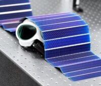 Zu sehen ist ein Schindelstrang aus Solarzellen, die mit der FoilMet-Technologie hergestellt wurden.