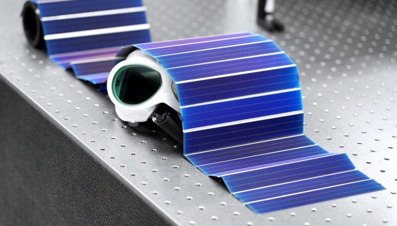 Zu sehen ist ein Schindelstrang aus Solarzellen, die mit der FoilMet-Technologie hergestellt wurden.