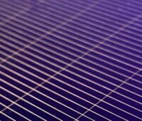 Forscher:innen des Fraunhofer ISE haben ein Verfahren entwickelt, mit dem es möglich ist, Silber bei Solarzellen durch Kupfer zu ersetzen.