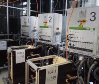 Zu sehen ist der Teststand, mit dem die Forscher:innen die Füllmengen von Propan-Wärmepumpen reduzieren wollen.