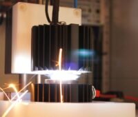 Im Bild der Prüfstand, mit dem man Photovoltaik Wechselrichter mit integrierten Lichtbogendetektoren testen kann.