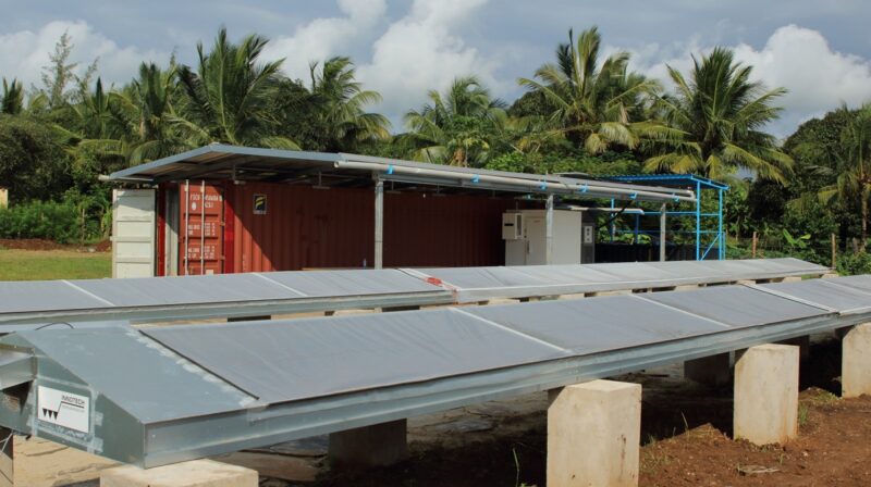 Das Bild zeigt die zwei solaren Tunneltrockner, wesentliche Bestandteile der Solaranlage für Trocknungswärme und Eis, die das Fraunhofer ISE in Kenia installiert hat.