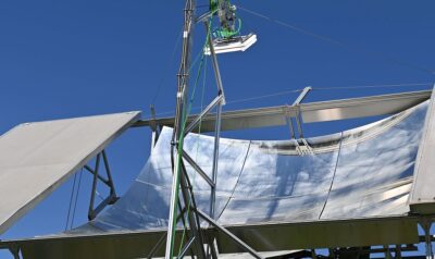 Im Bild der Teststand am Fraunhofer ISE, auf dem Forscher:innen das neue keramische Wärmeträgermaterial für das Solarturmkraftwerk getestet haben.