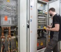 Ein Wechselrichter im Testlabor des Fraunhofer ISE, das Institut hat ein Testverfahren für netzbildende Wechselrichter entwickelt.