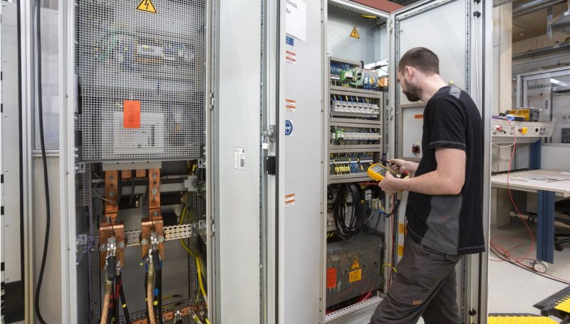 Ein Wechselrichter im Testlabor des Fraunhofer ISE, das Institut hat ein Testverfahren für netzbildende Wechselrichter entwickelt.