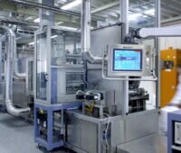 Zu sehen ist die Produktionsanlage für die Elektrodenfertigung für Lithium-Ionen-Batterien im Trockenbeschichtungsverfahren vom Fraunhofer ISIT.