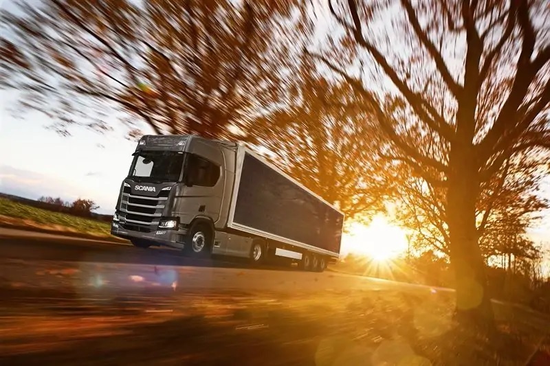 Zu sehen ist ein Lkw von Scania, der mit Photovoltaik-Modulen ausgestattet ist. Elektromobilität im Lkw-Fernverkehr ist ein Zukunftsthema.