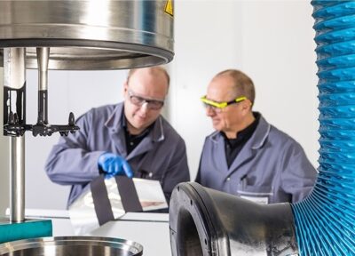 Im Bild zwei Forscher, die an der Aluminium-Graphit-Dual-Ionen-Batterie (AGDIB) forschen.
