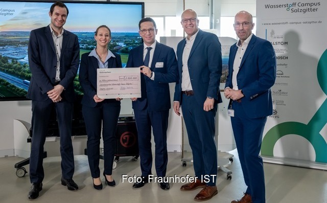 Im Bild Offizielle bei der Übergabe des Förderbescheids für den Wasserstoff Campus Salzgitter.