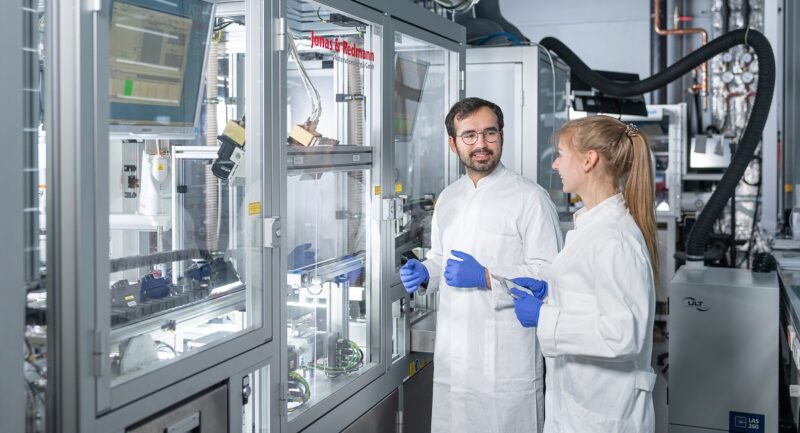 Im Bild Forschende des Fraunhofer IWS im Labor, die Anodenmaterial für Feststoffbatterien entwickeln.