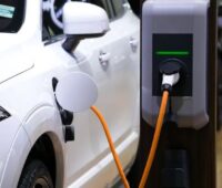 Zu sehen ist ein E-Auto beim Beladen. Batteriegehäuse für E-Autos sind wichtige Komponenten für die Elektromobilität.