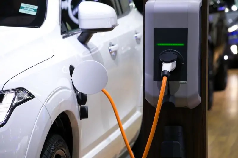 Zu sehen ist ein E-Auto beim Beladen. Batteriegehäuse für E-Autos sind wichtige Komponenten für die Elektromobilität.