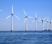 Zu sehen ist ein Offshore-Windpark. Dessen Windstrom könnte man direkt vor Ort zur Wasserstofferzeugung auf dem Meer nutzen.