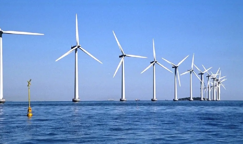 Zu sehen ist ein Offshore-Windpark. Dessen Windstrom könnte man direkt vor Ort zur Wasserstofferzeugung auf dem Meer nutzen.