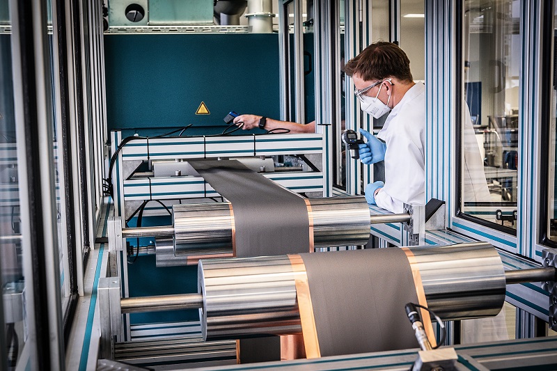 Zu sehen ist die Qualitätsprüfung in der Misch- und Beschichtungsanlage zur Erprobung der Elektrodenfertigung in der Forschungsfertigung Batteriezelle in Münster.