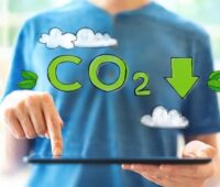 Zu sehen ist eine symbolische Darstellung für die CO2-Reduktion durch einen Zero-Gap Elektrolyseur.