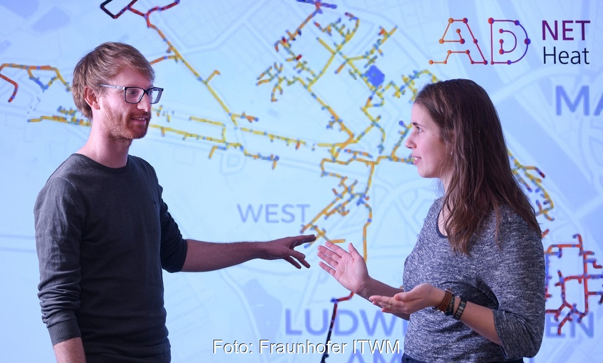 Im Bild Dr. Matthias Eimer und Johanna Heidrich vor einer Karte eines Fernwärmenetzes, die Simulationssoftware soll Fernwärme effizienter machen.