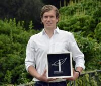 Zu sehen ist Dr. Jörg Schube, der den Umsicht-Wissenschaftspreis 2021 in der Kategorie Wissenschaft für seine ressourceneffiziente Herstellung von Siliziumsolarzellen für die Photovoltaik gewonnen hat.