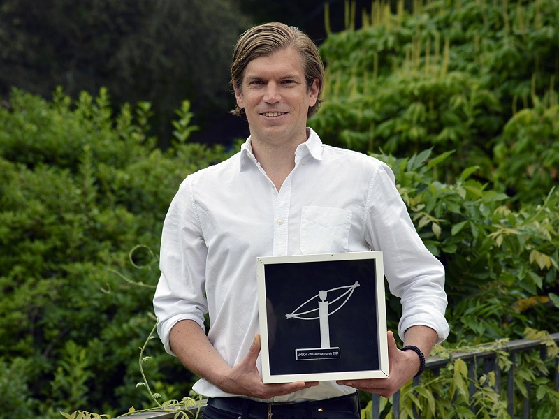 Zu sehen ist Dr. Jörg Schube, der den Umsicht-Wissenschaftspreis 2021 in der Kategorie Wissenschaft für seine ressourceneffiziente Herstellung von Siliziumsolarzellen für die Photovoltaik gewonnen hat.