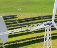 Im Bild die Kleinwindkraftanlage Freen-H20 neben einer Freiflächen-Photovoltaik-Anlage.