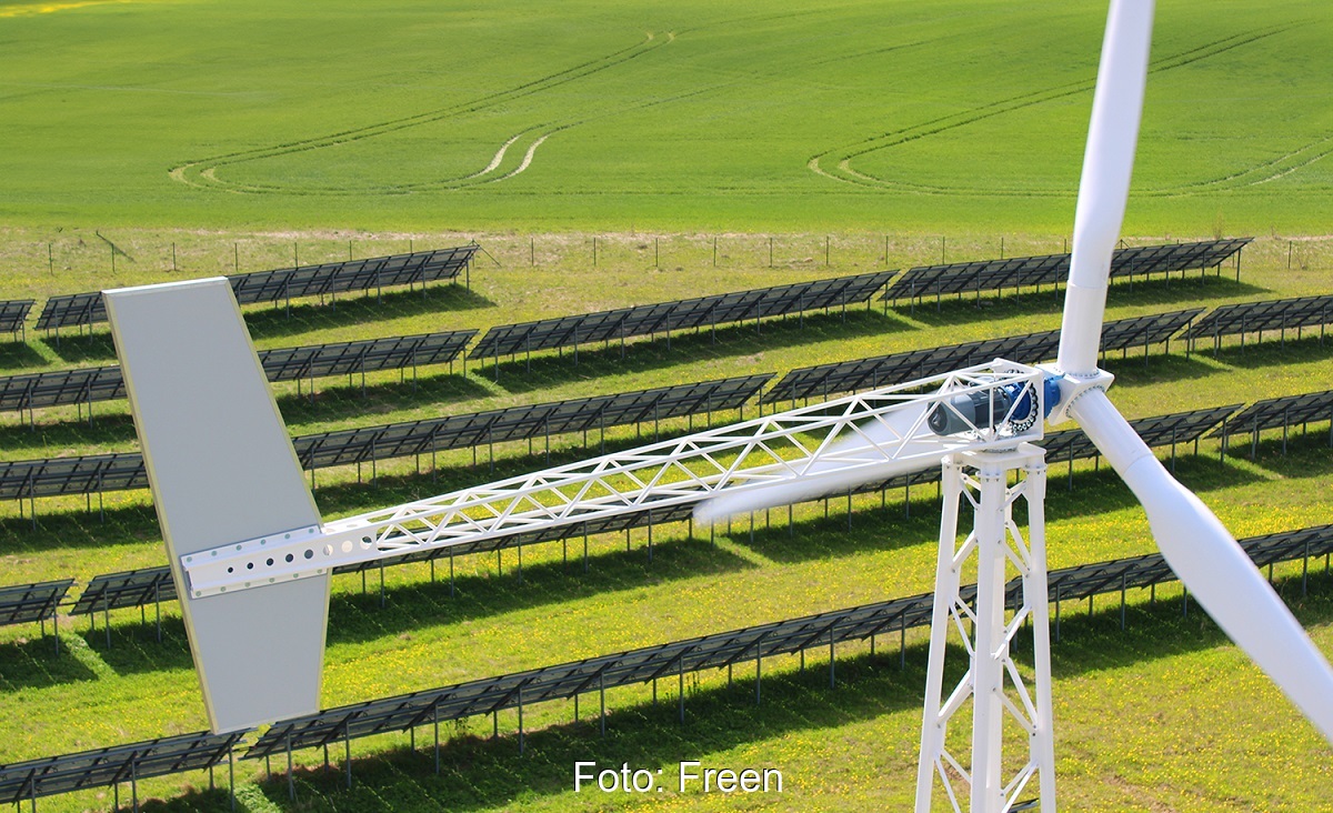 Im Bild die Kleinwindkraftanlage Freen-H20 neben einer Freiflächen-Photovoltaik-Anlage.