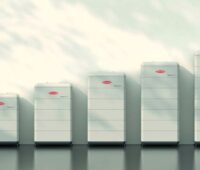 Reihe mit skalierbaren Speichern sowie einem SWechselrichter von Fronius.