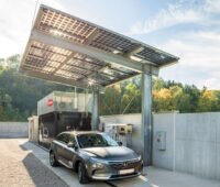 Fronius Wasserstoff-Solar-Tankstelle mit grauem Audi