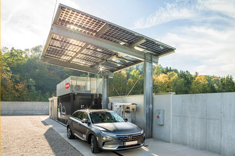 Fronius Wasserstoff-Solar-Tankstelle mit grauem Audi