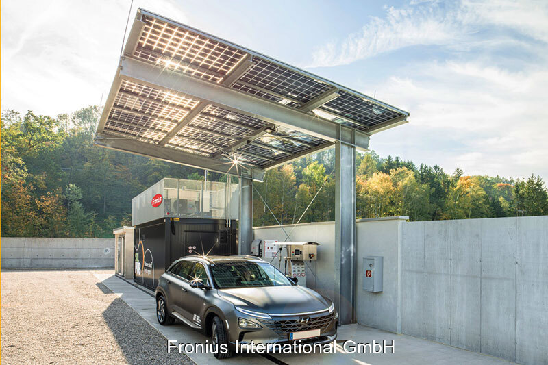 Fronius Wasserstoff-Solar-Tankstelle mit grauem Audi