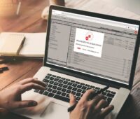 Zu sehen ist ein Laptop-Bildschirm mit dem Solar.configurator von Fronius, einem der beiden nun vernetzten Photovoltaik-Planungstools.