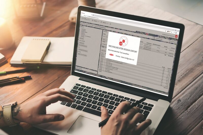 Zu sehen ist ein Laptop-Bildschirm mit dem Solar.configurator von Fronius, einem der beiden nun vernetzten Photovoltaik-Planungstools.