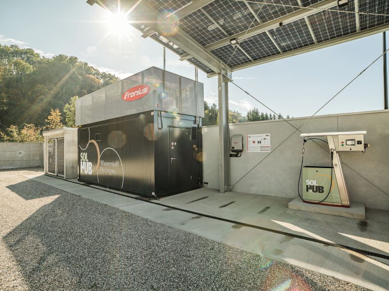 Ein Elektrolyseur an einer Tankstelle mit Solardach.