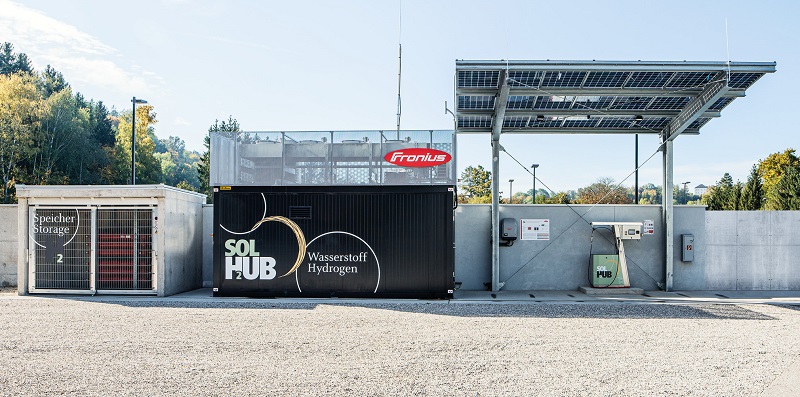 Zu sehen ist der Fronius Solhub, eine Anlage, die mit Photovoltaikstrom Wasserstoff produziert und damit Brennstoffzellen betriebene Busse betankt.