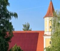 Im Bild die Photovoltaik-Anlage in Rot auf dem Schloss Blumenthal.