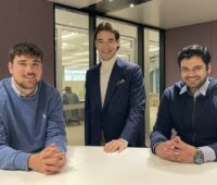 Im Bild die Gründer von Fyatlx einem Online-Marktplatz für Solarparks und Batteriespeicher-Projekte.