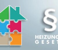 Vor grauem Hintergrund: Ein Haus, gebaut aus sechs bunten Puzzleteilen links, ein weißeres Paragraphenzeichen rechts, darunter in weißer Schrift Heizungsgesetz für die Wärmepumpe in der Wärmewende.
