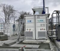 Im Bild der Elektrolyseur, das Herzstück vom Wasserstoff-Mobilitätsprojekt für Kiel.