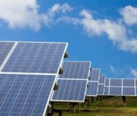 Zu sehen ist ein Photovoltaik-Solarpark. GP Joule beliefert Airbus mit Solarstrom entsprechend einem langfristigen Stromliefervertrag, genannt PPA-Vertrag.