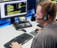 Zu sehen ist ein Mann in der Solar-Leitwarte von GP Joule Services, in der Monitoringtool VCOM von Meteocontrol zum Einsatz kommen soll.