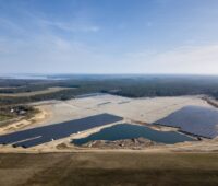 ZU sehen ist eine Luftaufnahme vom Photovoltaik-Solarpark Ganzlin