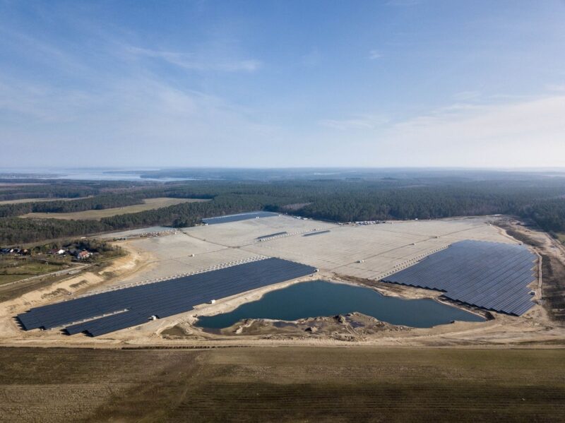 ZU sehen ist eine Luftaufnahme vom Photovoltaik-Solarpark Ganzlin