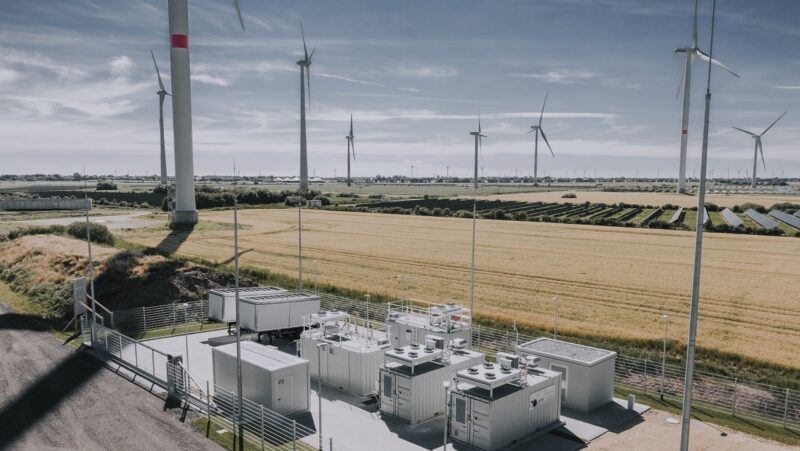 Ein Elektrolyseur im nordfriesischen Bosbüll nutzt Windstrom für die Wasserstoff-Produktion.