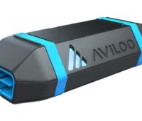 Zu sehen ist die Batteriediagnose für Elektroautos, die an die OBD-Schnittstelle im Fahrzeug gesteckt wird.