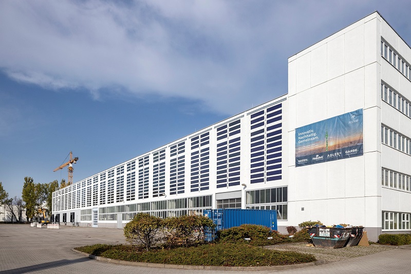 Zu sehen ist die PV-Anlage, die organische Photovoltaik-Folien enthält, die an der Fassade installiert sind.