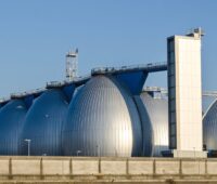 Eiförmige Gas-Speicher vor blauem Himmel