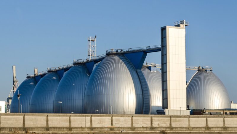 Eiförmige Gas-Speicher vor blauem Himmel